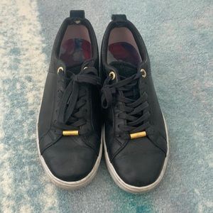 Perfect, super cute black and gold sneakers for summer